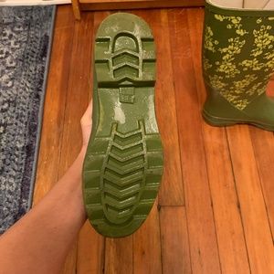 GREEN FLORAL RAIN BOOTS
